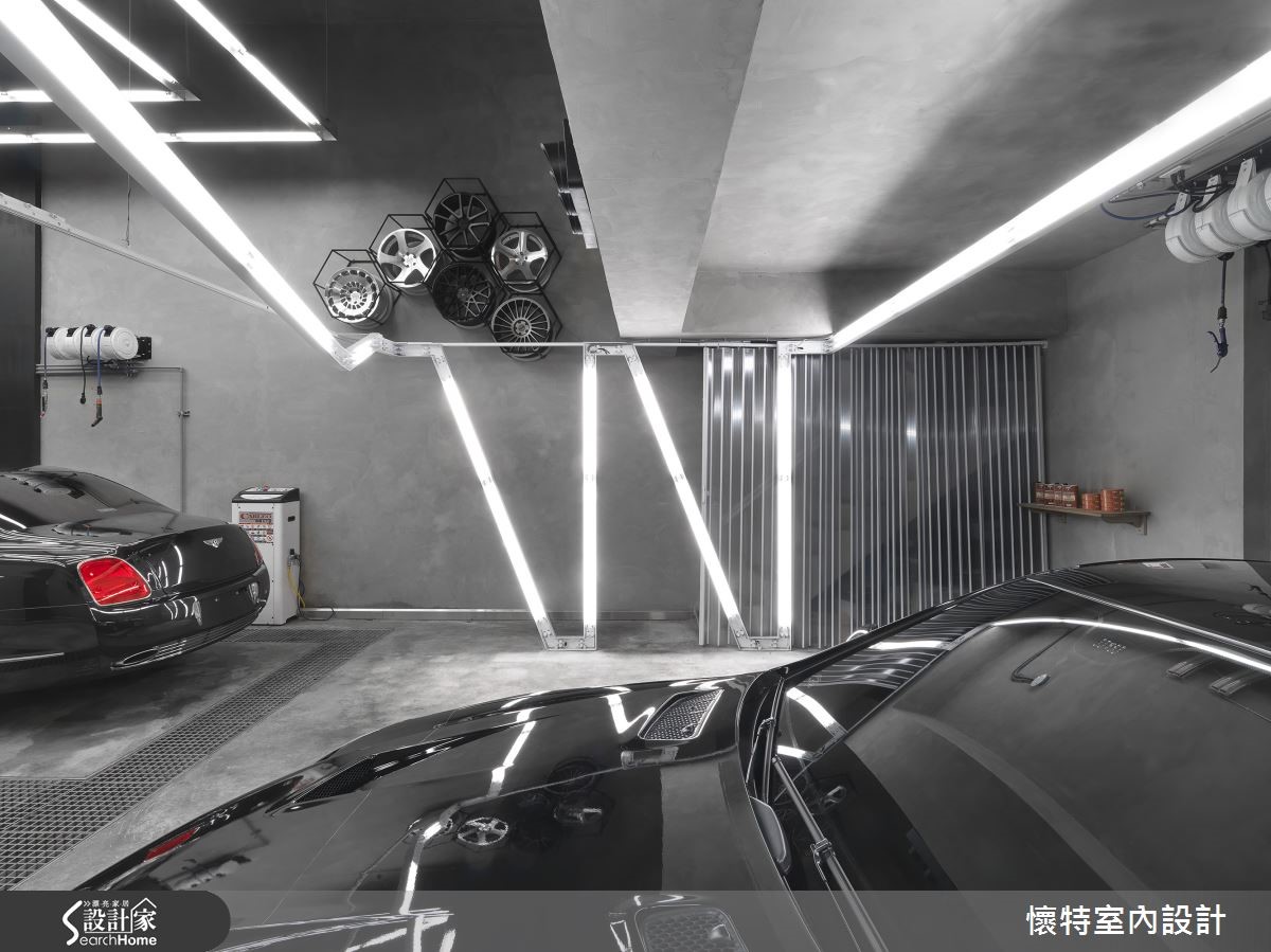 設計師善用挑高空間與工業風建材,打造宛如 Transform